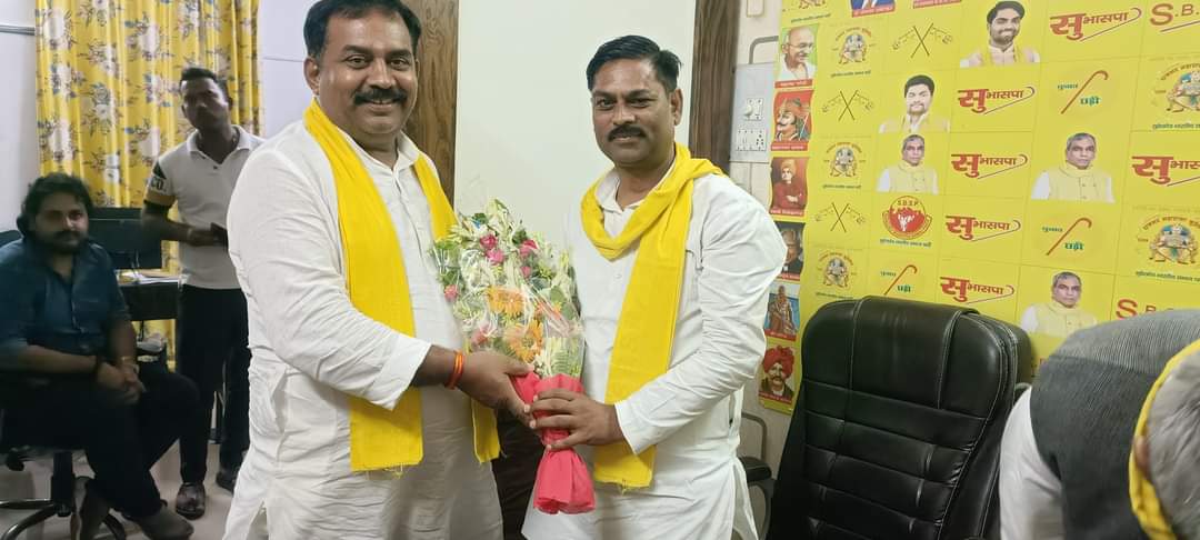 SunilArkvanshii's tweet photo. आज कार्यालय लखनऊ में पार्टी के जनक गरीबो के मसीहा माननीय राष्ट्रीय अध्यक्ष पूर्व केबिनेट मंत्री आदरणीय श्री ओमप्रकाश राजभर जी को गुलदस्ता भेंट करते हुए आश्रीवाद लिया..
साथ जौनपुर निवासी ब्लॉक प्रमुख श्री अरविंद सिंह जी से मुलाकात हुई,,,
जय सुहे��देव जय अर्कवंश🙏🏻 https://t.co/gufuXp0k9u