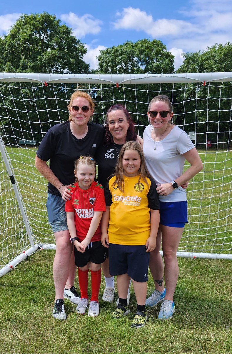 Massive thank you to @flbakes and @taylaa_6 for coming down to @MersthamFC1892 today and playing football with our Wildcats! @MersthamWildcat @sarahjcollett  @afcw_women #Merstham #wimbledon #rolemodels #girlsplayfootballtoo #girlscan