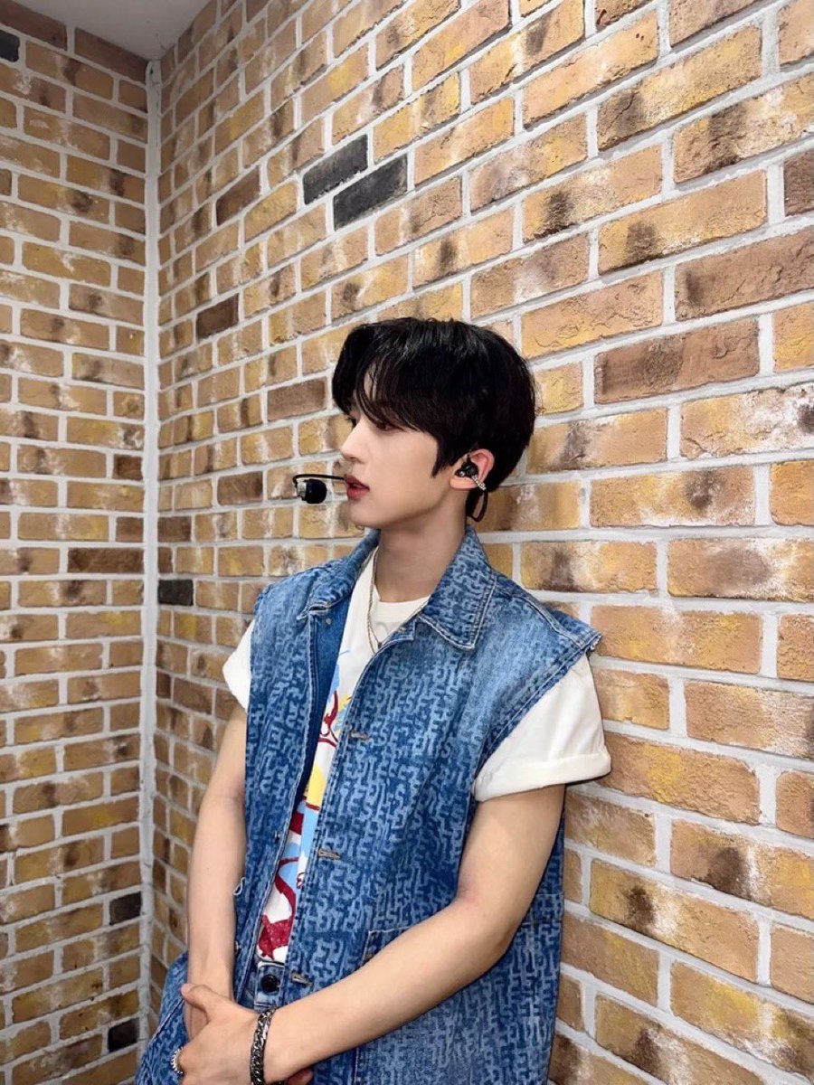 <a href="/TNX_twt/">TNX</a> 📝 #TRAD | [23.06.2023] - Atualização do Hwi no Twitter:

"Estilo pista de patinação 🛼🛼"

#은휘 #HWI