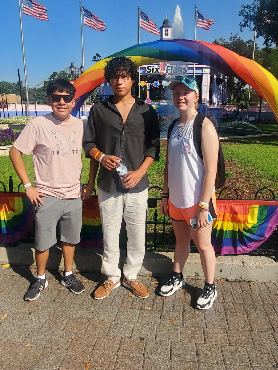 BlueStreakHOSA's tweet photo. They have worked hard and now they get to play hard!!!!  HOSA arranged a Fun Day at Six Flags Over Texas and the park opened 2 hrs early!!!  #BlueStreakPride @HarrisonburgHS @hcpw https://t.co/BoLOGX8t2l