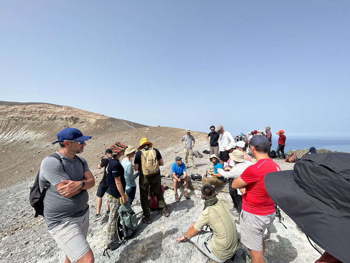 7 days of sun, across Aeolian islands, talking of physical volcanology, geophysics, geochemistry and monitoring. The 2023 @AIVulcan-<a href="/UCAuvergne/">UCA</a> school ended yesterday. Massive thanks to a fantastic team of students and teachers! See you next year! 
#workingwithactivevolcanoes