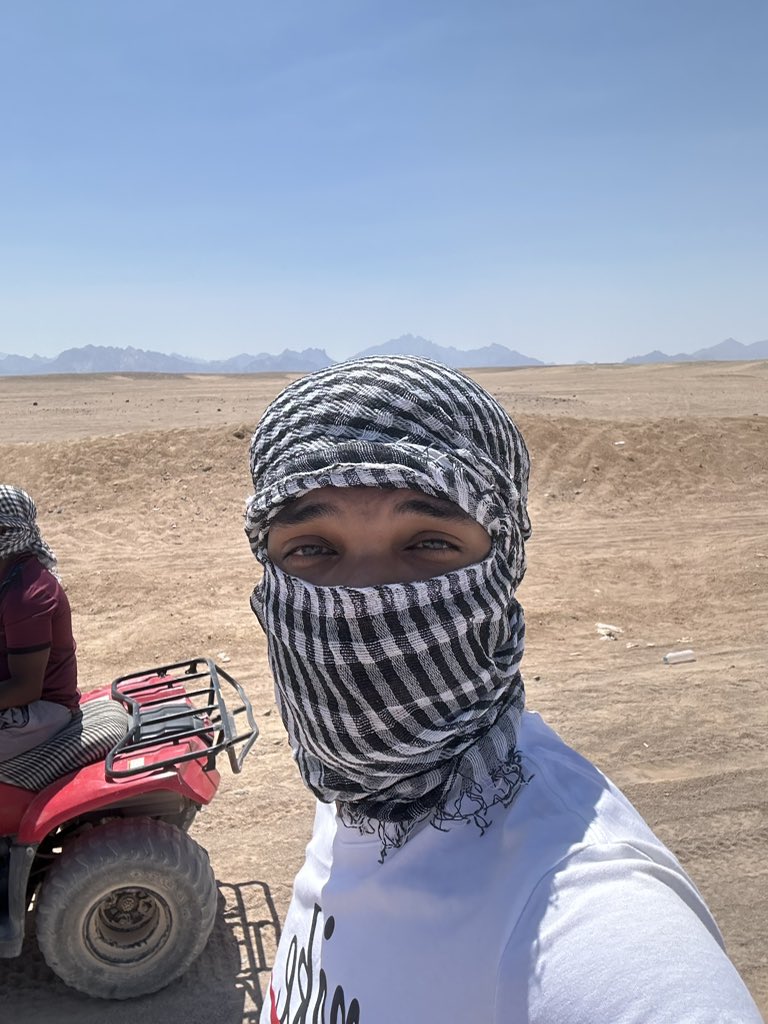 Quelqu’un peut m’enlever le mec en quad à côté de moi svp pitié