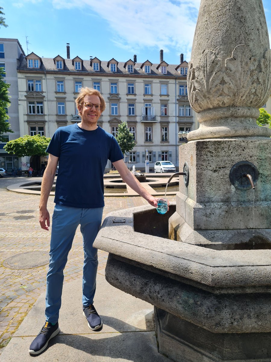 artonaut_82's tweet photo. Morgen steigt das
#brunnenfest "Trink Wasser!" vom "Aktionsbündnis Trinkwasser" in #karlsruhe . Warum wir das #rinkwasser feiern, erfahrt Ihr im Interview mit "Quartier Zukunft - Labor Stadt" des @KAT_Karlsruhe : 
https://t.co/T4PT4EpbNK https://t.co/h5JmCGxmco
