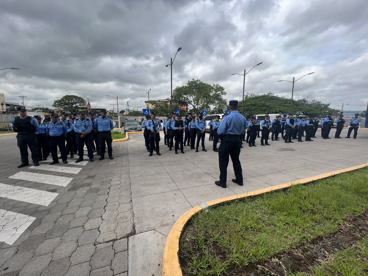 centrotvhn's tweet photo. Policía Nacional continúa realizando fuertes operativos en la capital del país, como parte de la #OperaciónCandado con el fin de evitar la comisión de faltas y delitos

#PoliciaNacional
#operativo #seguridad https://t.co/o73cuTZtt3