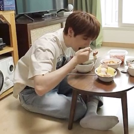 qu0k9's tweet photo. ㅋㅋㅋㅋㅋㅋ 다리때문에 몸이랑 밥상 거리봐 아기자세따라해봤더니 갑자기 골반스트레칭되는데요.. https://t.co/tNTvbp2OgC