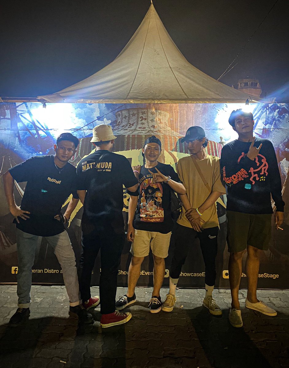 SimpullKacaw's tweet image. Rayakan apa saja hari ini 🤘🏽