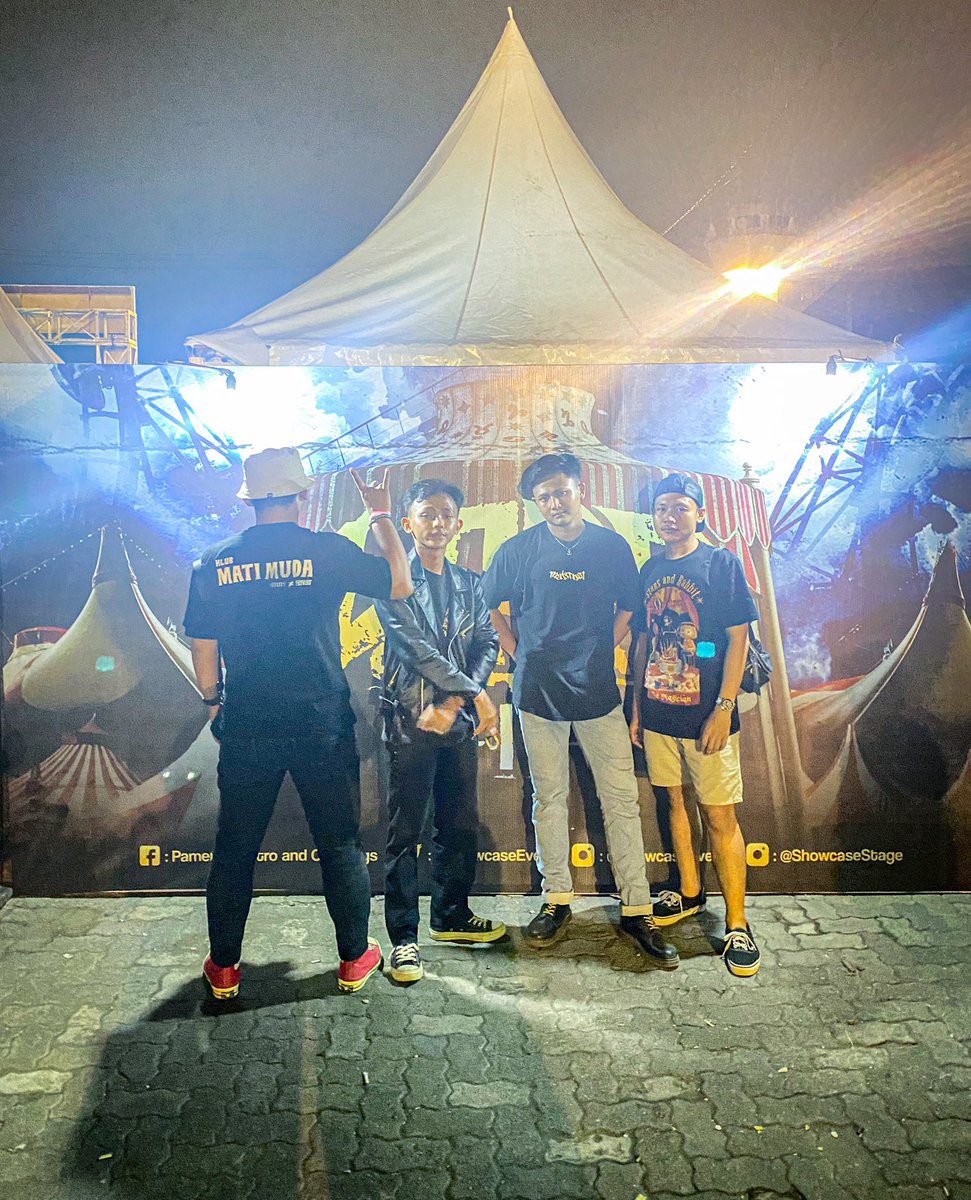 SimpullKacaw's tweet image. Rayakan apa saja hari ini 🤘🏽