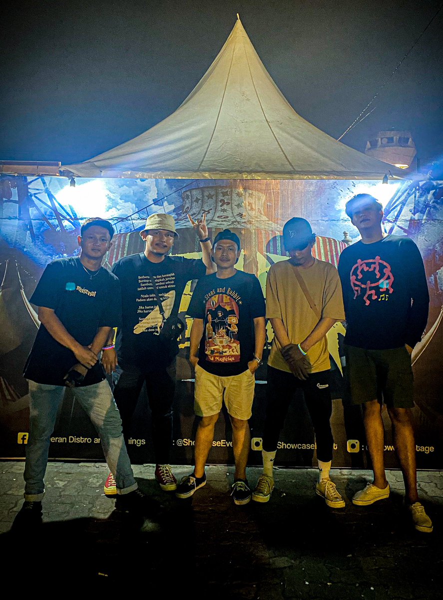 SimpullKacaw's tweet image. Rayakan apa saja hari ini 🤘🏽