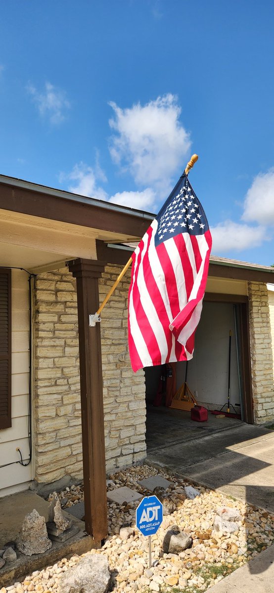 TravisDiscoLee's tweet photo. Seem like a good day to fly my flag 🇺🇸 https://t.co/KXXSGRk9WM