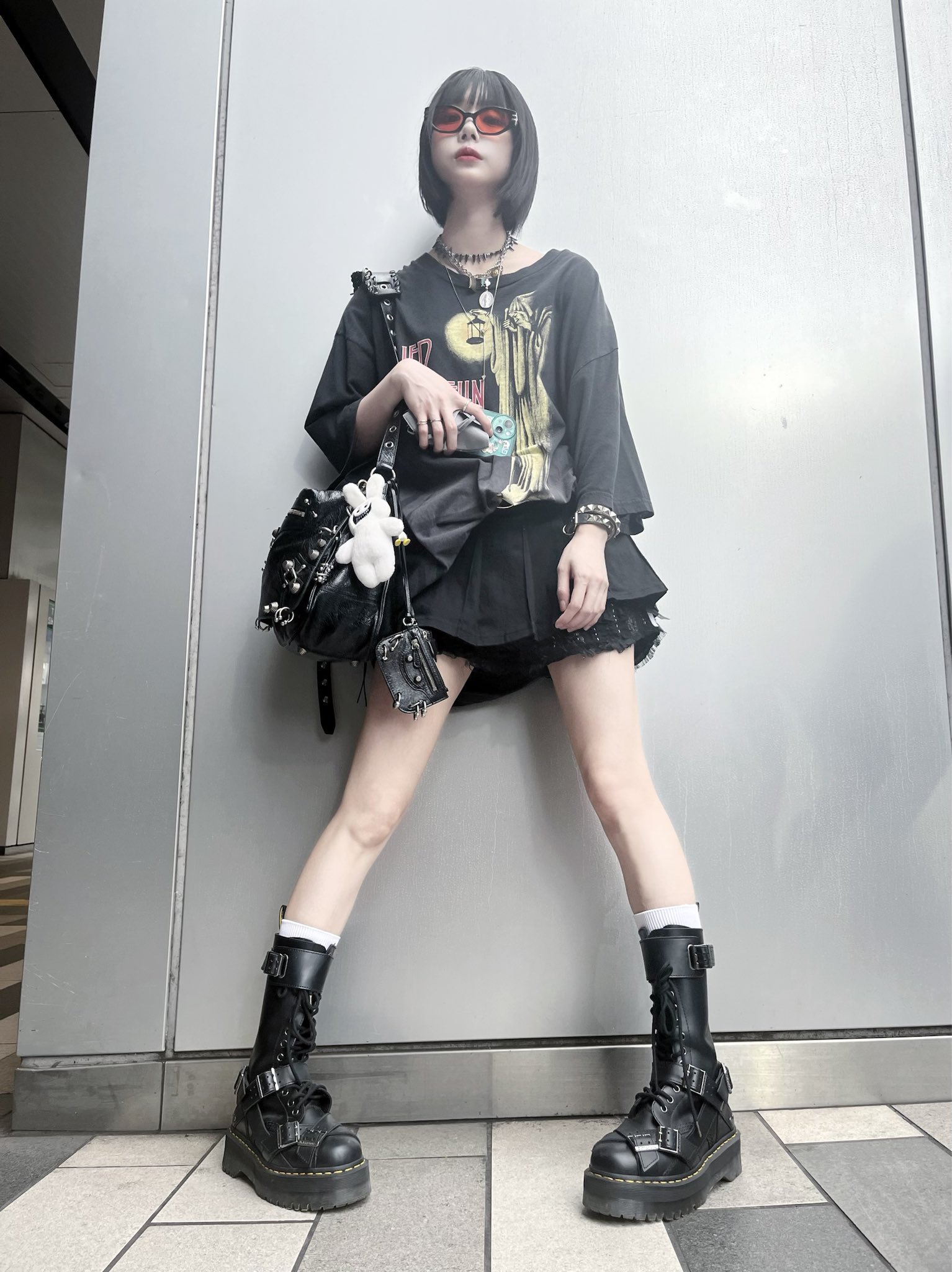 あのちゃん本人から購入　あのちゃん私物　本人実際着用　ブーツ あのちゃん、超ミニスカ×ブーツで美脚あらわ 有名アニメTシャツ