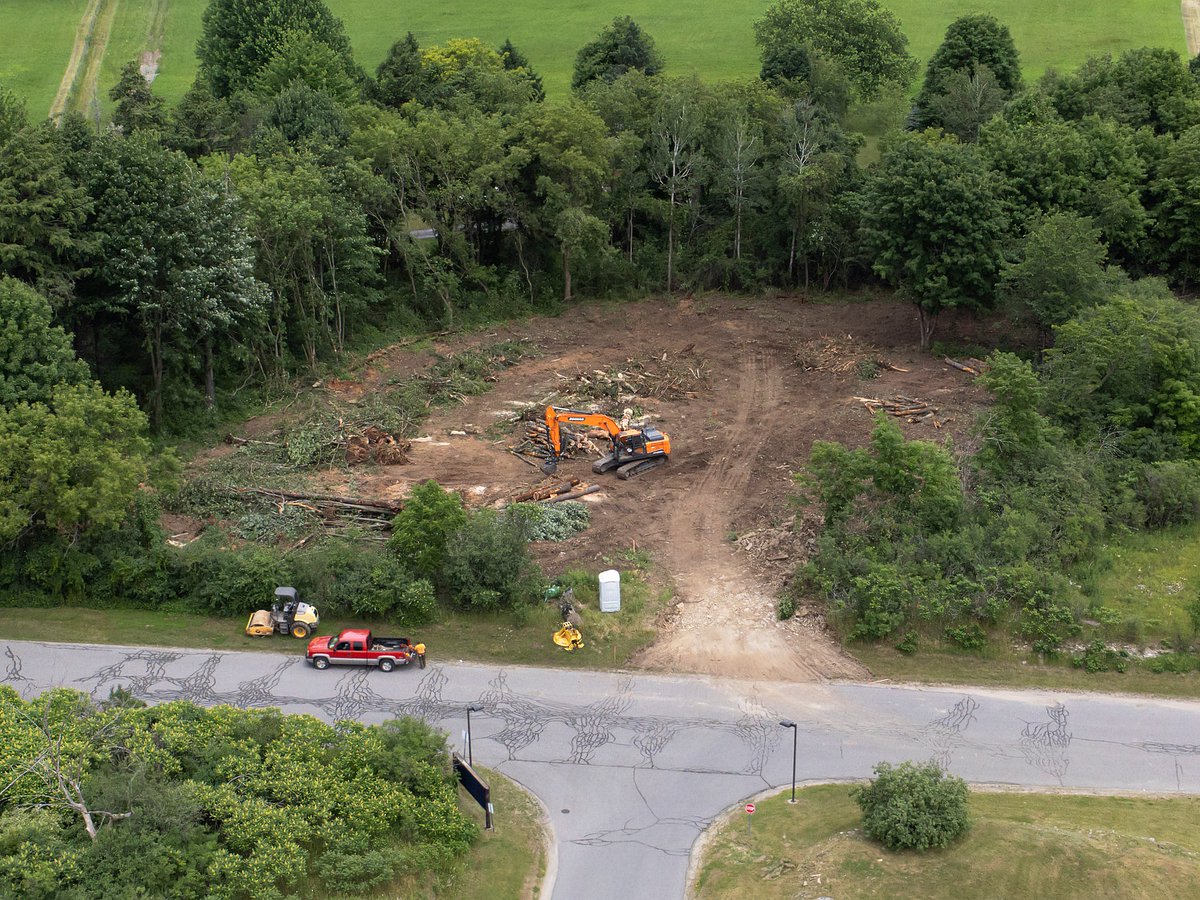 Work underway yesterday on the new $3-million, two-bay Frontenac Paramedics station at the north end of Frontenac County campus in Glenburnie.
Read all about the exciting development projects happening on campus here -> engagefrontenac.ca/county-campus-…
#YGK #InFrontenac @FPSParamedics