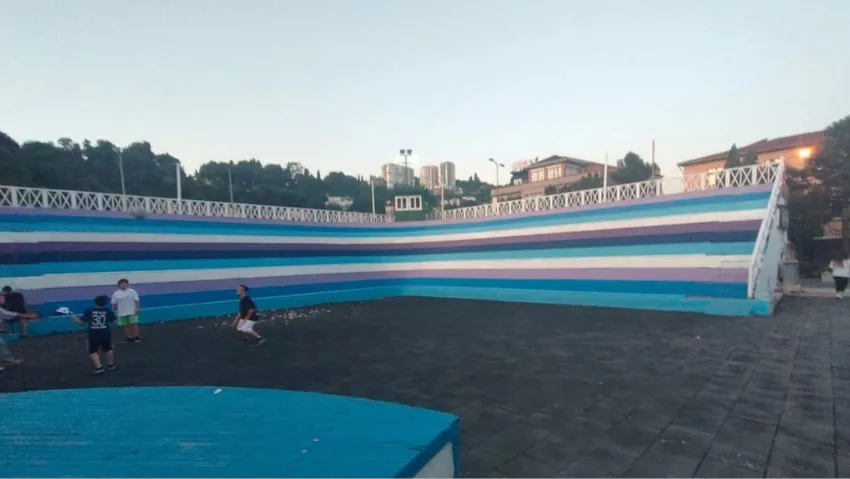solcugazete's tweet photo. AKP'li Kozlu Belediyesi, kent meydanını gökkuşağı renklerine boyattı. Gelen tepkiler üzerine belediye, bir hafta sonra farklı renklere boyadı. https://t.co/hQJ0ClLD2D