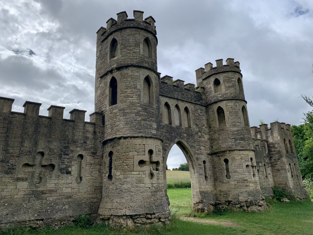 RobDrummond's tweet photo. When is a castle not a castle? When it’s a folly. #ShamCastle https://t.co/6tGZt8gFiT https://t.co/K2iDf3tsNF