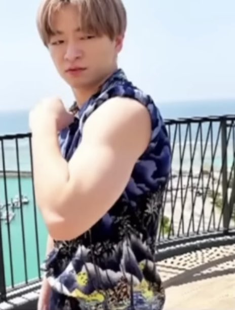 Chiii_mm29's tweet photo. 今の推しもなかなかムキムキマンで困ってるんだけど(大好き)身長もあるからまぁって感じでサ、知念さんそんな187cm83キロと並べても負けを取らないむしろ太いの勘弁して https://t.co/5BkO9IVPrD