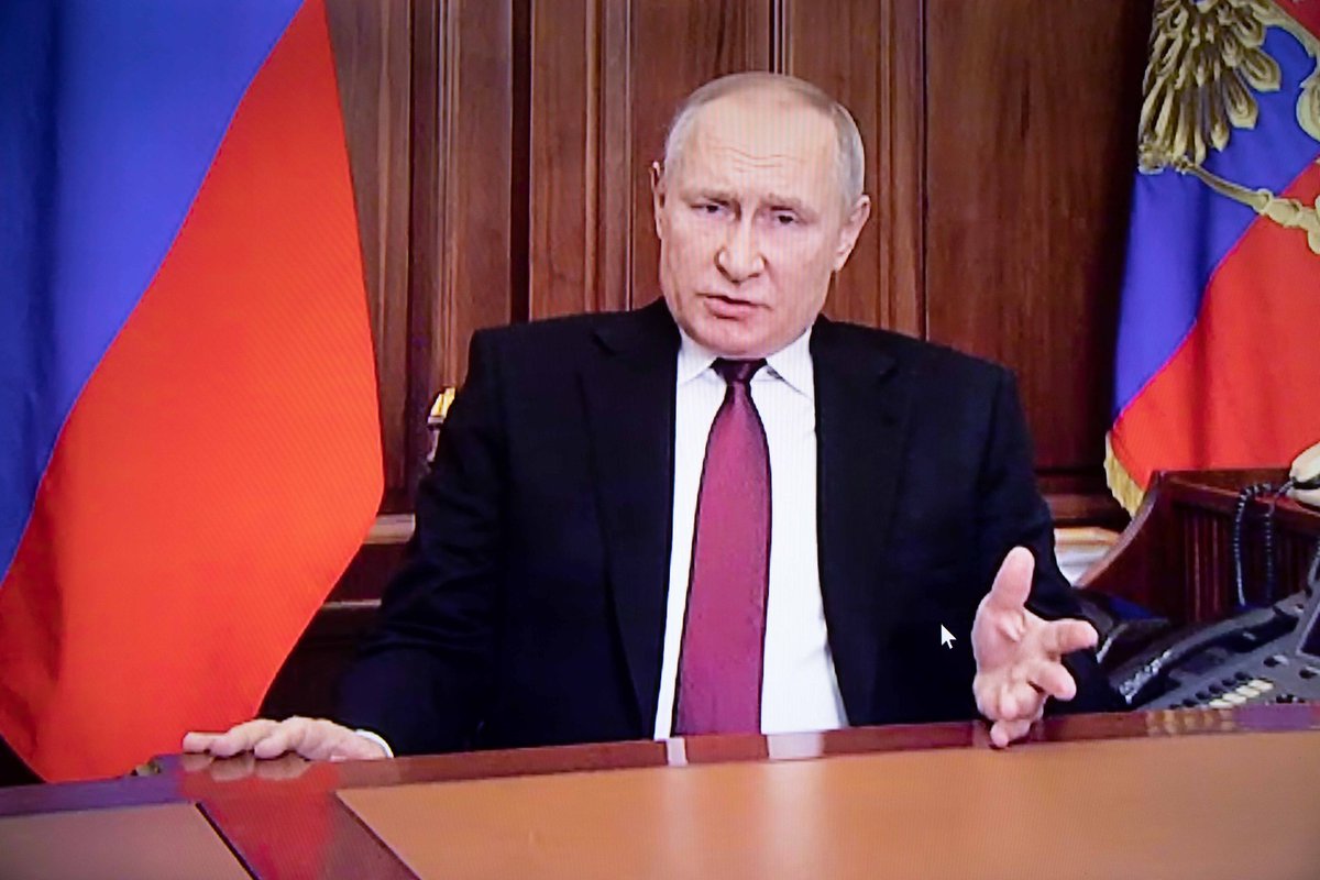 UNoticias's tweet photo. 🔵 #24Jun | El mandatario ruso, Vladímir Putin, firmó una ley que contempla un máximo de 30 días de detención por violación de la ley marcial.

La violación de la ley marcial conlleva una multa de hasta mil rublos ($12) o arresto administrativo de hasta 30 días para ciudadanos y una multa de hasta 2 mil rublos ($24) o arresto administrativo de hasta 30 días para funcionarios.