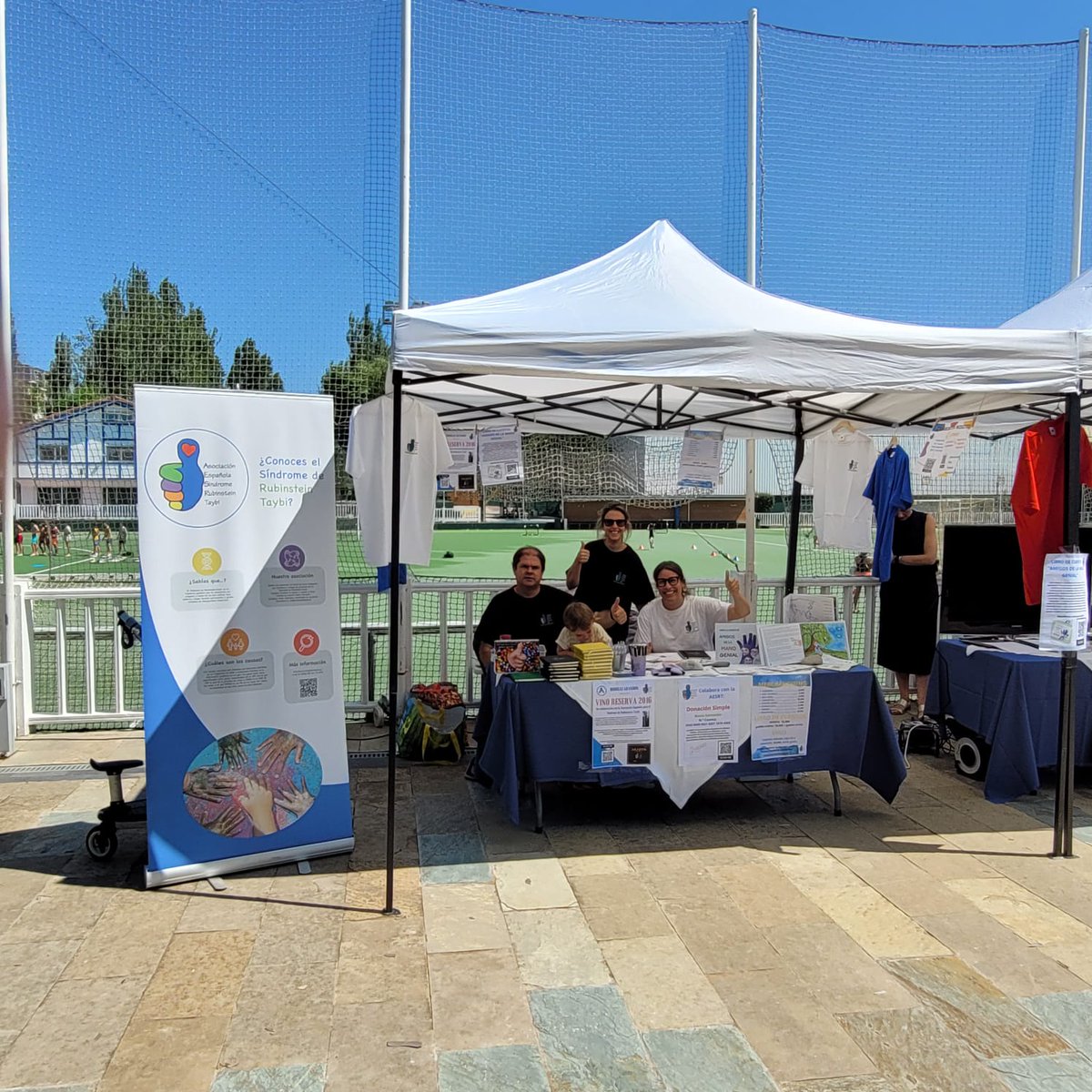 Dia solidario en el 90 Aniversario de Jolaseta, hemos montado un stand informando sobre el Sindrome Rubibstein-Taybi y nuestra actividad asociativa, y estamos ofreciendo nuestro merchandising!
#rubinsteintaybi
#tejiendo redes de solidaridad
#discapacidad
#empatia