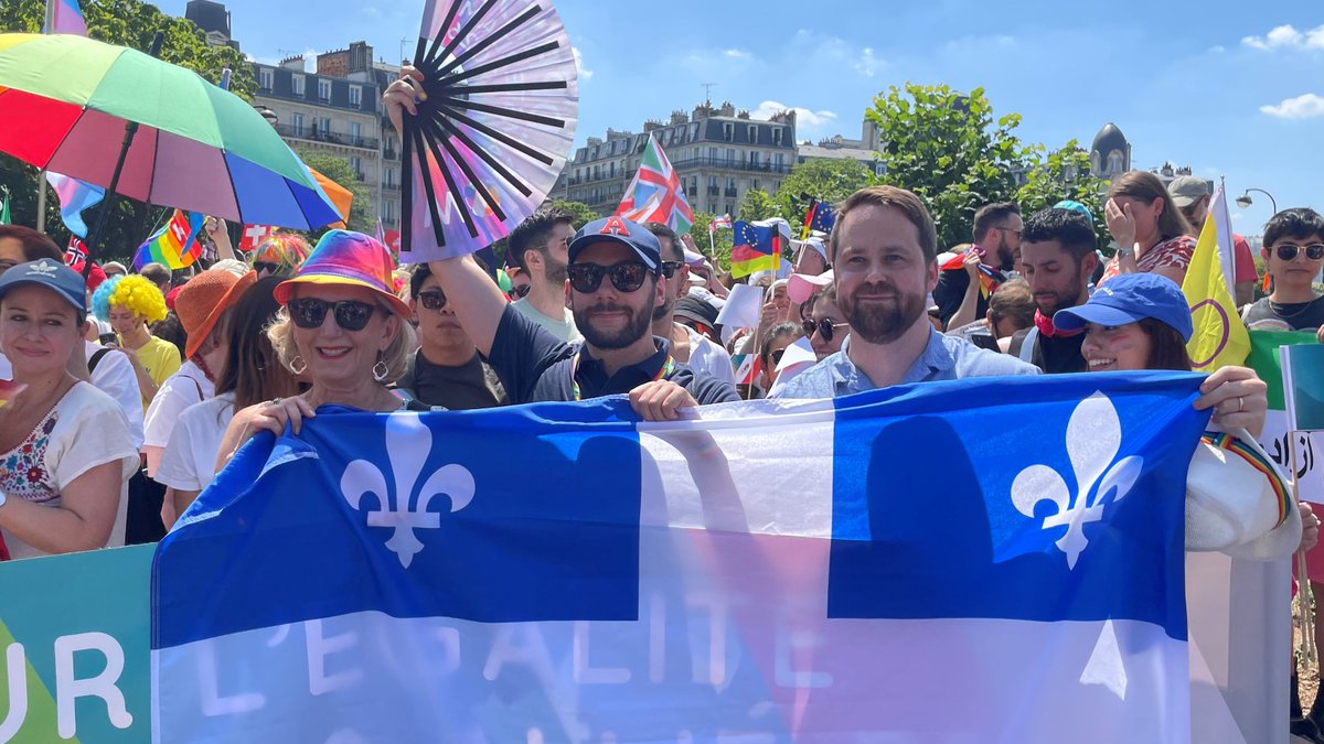 Le #QuébecFrancophonie et la Déléguée @ClaireDeronzier étaient présents et fiers aujourd'hui à la #MarcheDesFiertés avec @AmbassadEgalite @MRIF_Quebec