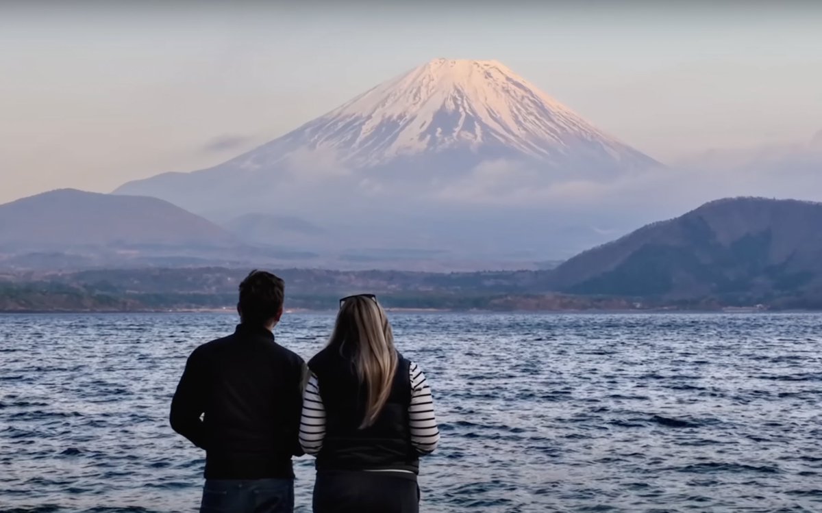 5 years after our last ill-fated attempt, @heyitssharla and I finally got to see Mount Fuji from across the stunning Lake Motosu!