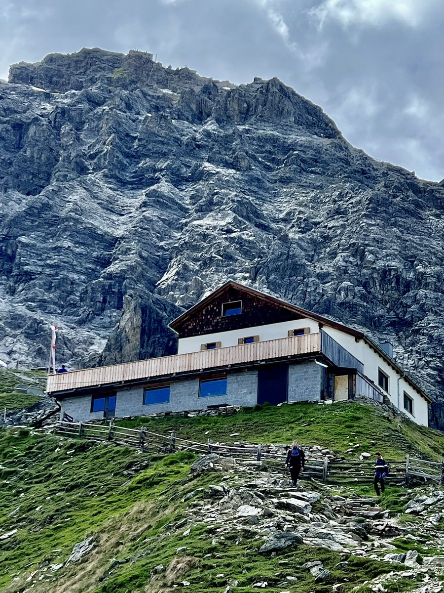 alpenman57's tweet photo. Vanaf de Tabarettahütte #Sulden Südtirol (wat een klim er naar toe!) kun je de Reschensee (laatste foto) zien liggen! Overigens heeft men er de Oostenrijkse vlag🇦🇹 gehesen! Tot 1919 was Südtirol Oostenrijks en de Ortler (3905) de hoogste Oostenrijkse berg (nu: Großglockner 3798). https://t.co/BP7qSjAgnT