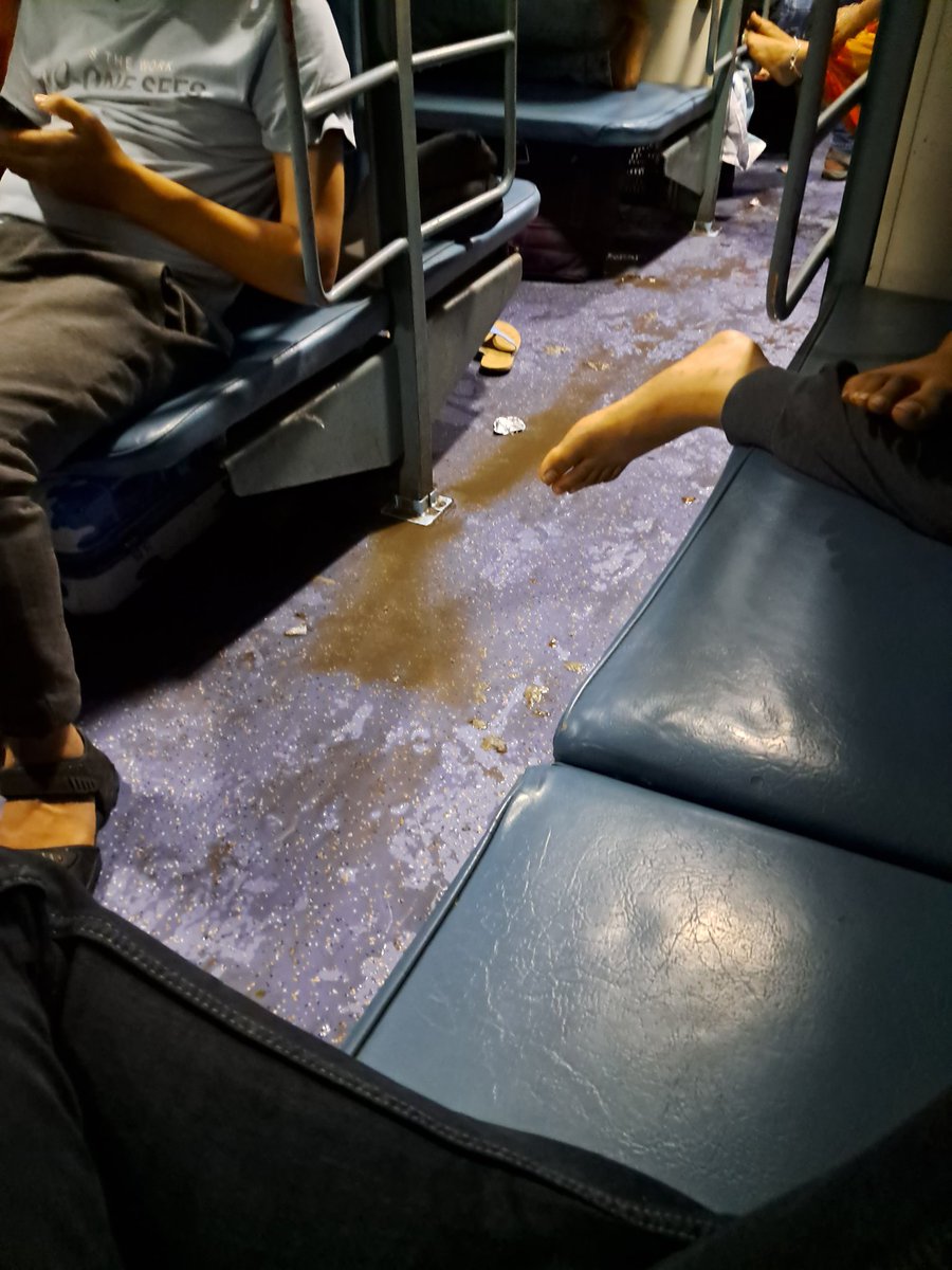 jaykishan19974's tweet photo. Dear @RailwaySeva @RailMinIndia kindly check the Condition of coach 
Train no. 22943 https://t.co/JcfjgjIAX4