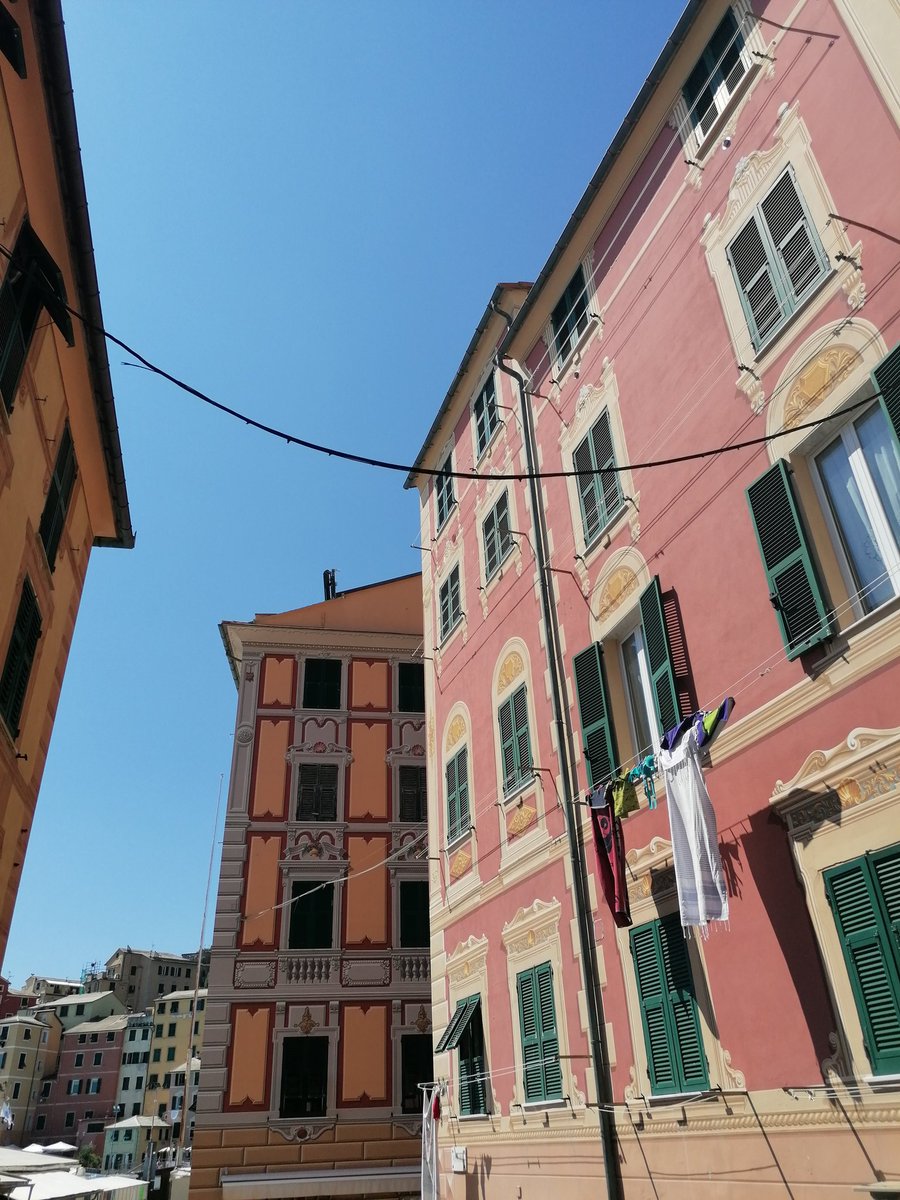 InAphysicalWay's tweet image. la Liguria è quel posto dove non c'è parcheggio, la gente è generalmente scontrosa, il mare subito profondo e ci sono pochi, pochissimi spazi per camminare, ma mannaggia quanto ci vivrei, ecco