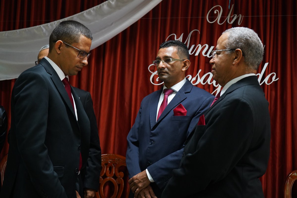 mivenoriental's tweet photo. El Ministro Neomar Bolívar, vicepresidente de la Zona IV de MIVENOR, recibió su ordenación de parte de la Administración de MIVENOR y de la UVO. 

A su vez, su esposa, la Hna. Rosmelys Murgues de Bolívar, lo acompañó en el acto. 

#PasiónMIVENOR #IASD #UVOriental https://t.co/dD4hC8NwE9