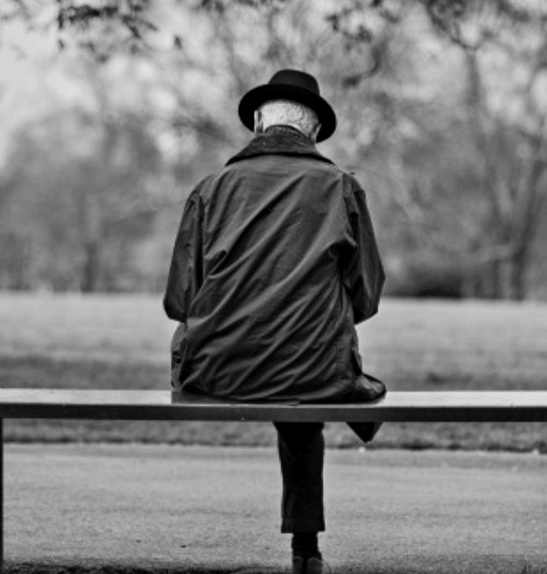 "Hoy en mi memoria guardo, algunos 
  momentos, que solo puedo disfrutar 
  en el bendito silencio de mi absoluta 
  soledad".
- Jorge Daniel.