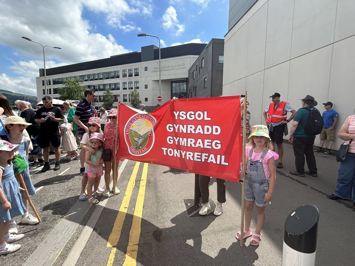 YGGTonyrefail's tweet photo. Bu’r ysgol yn rhan o orymdaith Gŵyl Cyhoeddi Eisteddfod Rhondda Cynon Taf 2024 yn Aberdâr heddiw. Huge thanks to the families that joined us on the Eisteddfod Proclamation parade  today. Edrych mlaen 🏴󠁧󠁢󠁷󠁬󠁳󠁿 @eisteddfod https://t.co/4GhP8JAGSL
