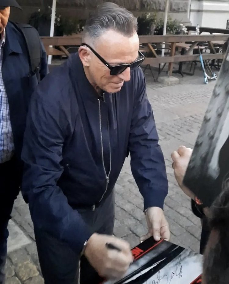 BSPinkCadillac's tweet photo. 23 june
Gothenburg, Sweden

#brucespringsteen #springsteen 

📸 @sassonat Leonardo Passeri https://t.co/OY4Iih2Jn6