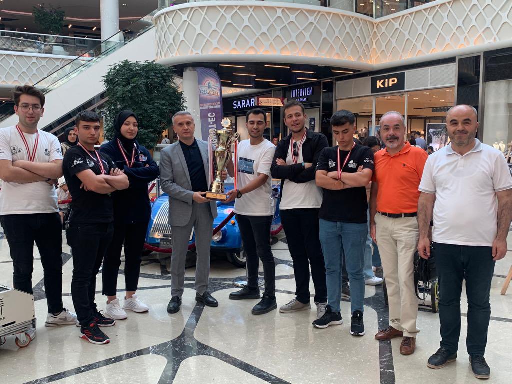 crmbelediyesi's tweet photo. Başkan Yardımcımız Lemzi Çöplü, 2023 Teknofest Efficiency Challenge Görsel Tasarım Ödülü getiren ÇOGG aracı ve çeşitli endüstri projelerinin sergilendiği etkinliğe katıldı.

Derece alan gençlerimizi tebrik ediyor, teknoloji yolculuklarında başarılar diliyoruz. 

📍AHL Park https://t.co/ek11EED0fr