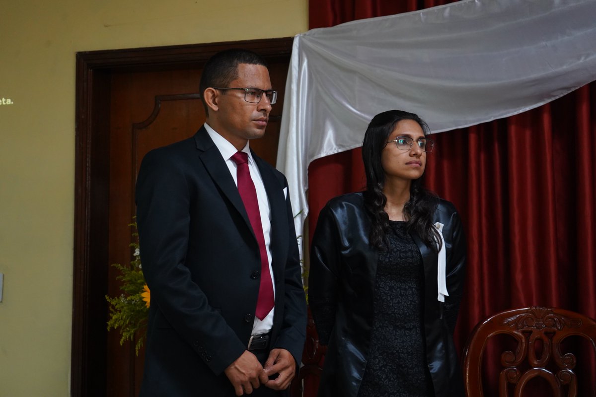 Con la imposición de manos, el ministro Neomar Bolívar recibe la ordenación al sagrado ministerio de parte de los pastores Reinaldo Arcia, Secretario de MIVENOR, Elder Rubio, Presidente de MIVENOR, Jorge Atalido, antiguo Presidente de la UVO, y Luis Paredes, presidente de la UVO.