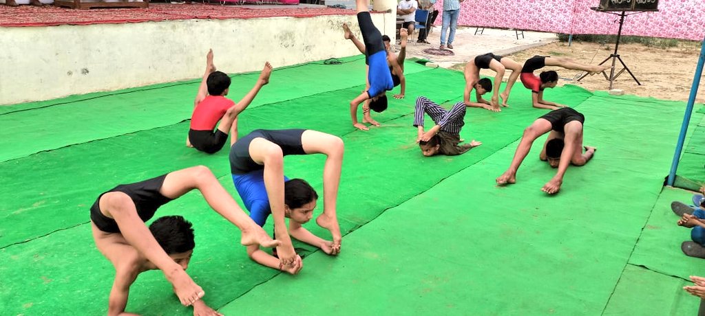 gurgaonpolice's tweet photo. #गुरुग्राम_पुलिस ने यातायात, साइबर, महिला विरुद्ध अपराध व नशा मुक्ति के प्रति लोगों को जागरूक करने के लिए  #हौसला_बुलंद साइकिल रैली का किया आयोजन।

@cmohry @anilvijminister @DGPHaryana @police_haryana https://t.co/yJxDsfrG8w