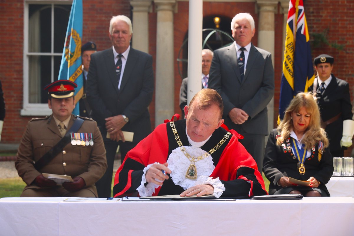 Earlier this week @LBofBromley signed the #ArmedForcesCovenant. We support the Armed Forces Community @GLRFCA and recognise the contribution that service personnel, both regular and reservist, veterans, and military families make to our community and country. #ArmedForcesDay2023