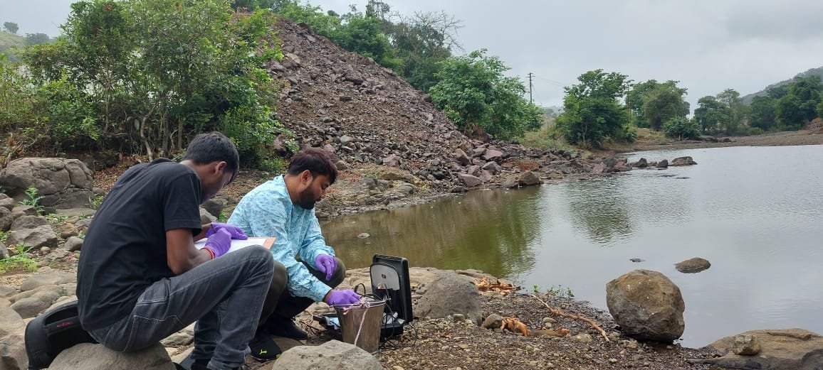 BhadPunyasloke's tweet photo. Our team members @gauraw79c @Yash_y07 @SarkarMoitrayee #Debarati undertaking field work across Bhima River Basin @RoshniArora2 @ITMERG1 https://t.co/NQFq4T0b33