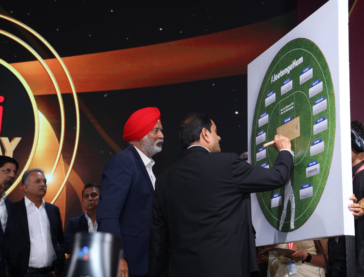 Akansshaaaa's tweet photo. Its being the honour to be celebrated nd to be congratulated by the adani group to  the current Indian cricket team for the upcoming World Cup #JeetengeHum https://t.co/K6tFeBWRNK