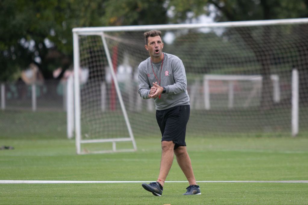 DSportsRadio's tweet image. 🗣️ Pablo #Frontini, entrenador de @CASMOficial ⚪🔴, en #TiráParaArriba:

💬 "Los jugadores necesitaban confiar más en ellos, sentirse ganadores. Nuestra idea les queda cómoda y los resultados ayudan".

💬 "Los veíamos caídos anímicamente".

💬 "Hay una idea sola y es ganar".