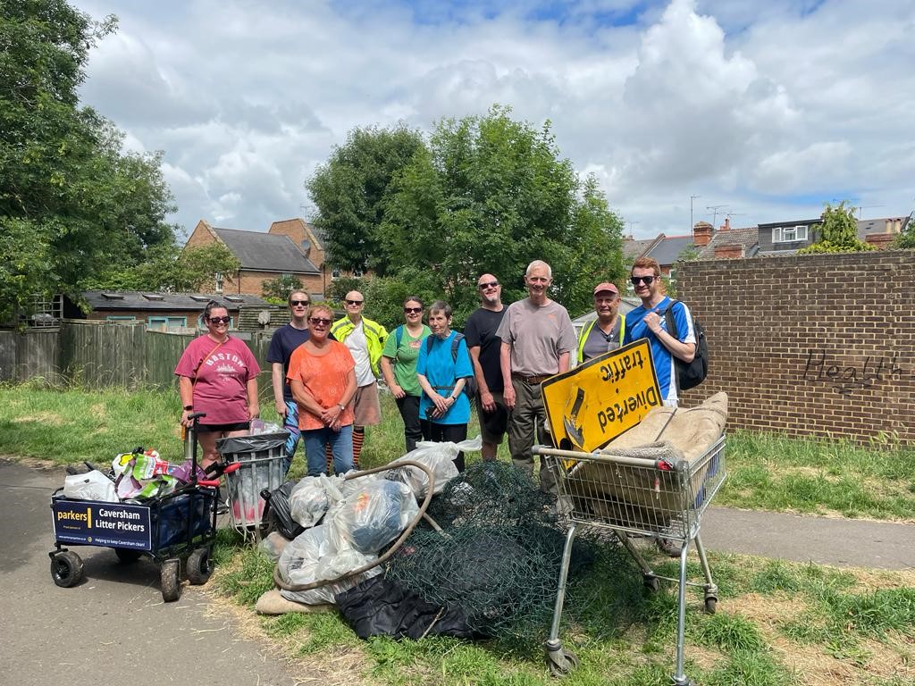 CavershamTidy's tweet image. View Island is a quiet green area along the Thames. Today’s we worked hard to keep it a relaxing space to visit. We collected fencing, carpet, lots of broken glass bottles and several bags of rubbish. 
Thanks to @LionsReading for the support.
#trashtag #keepcavershamtidy #RG4