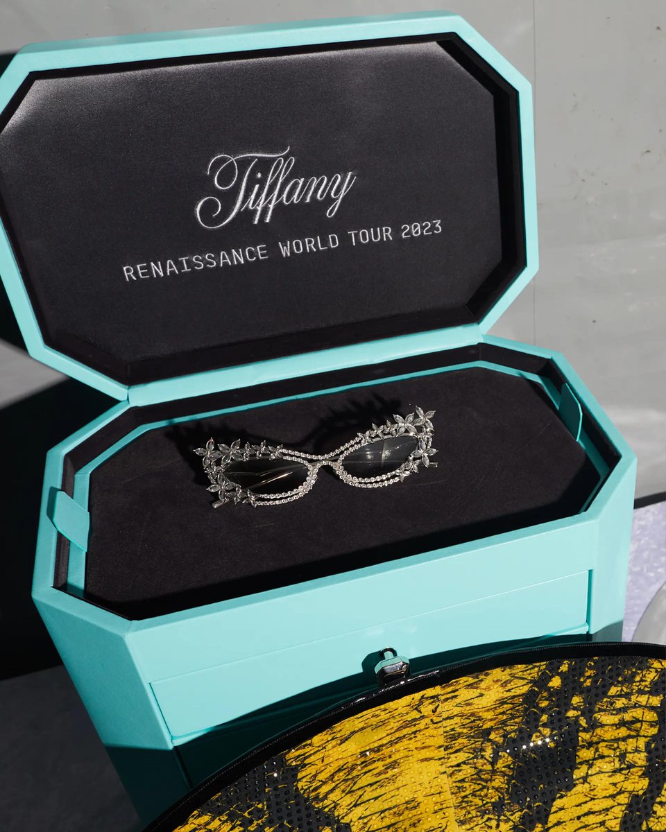 House ambassador @Beyonce wears a custom #TiffanyAndCo hat inspired by the hat worn by Audrey Hepburn® in “Breakfast at Tiffany’s,” in collab with @SJMillinery. She also wears Tiffany & Co. jewelry and custom sunglasses during her #RenaissanceWorldTour: bit.ly/3NN7oy3