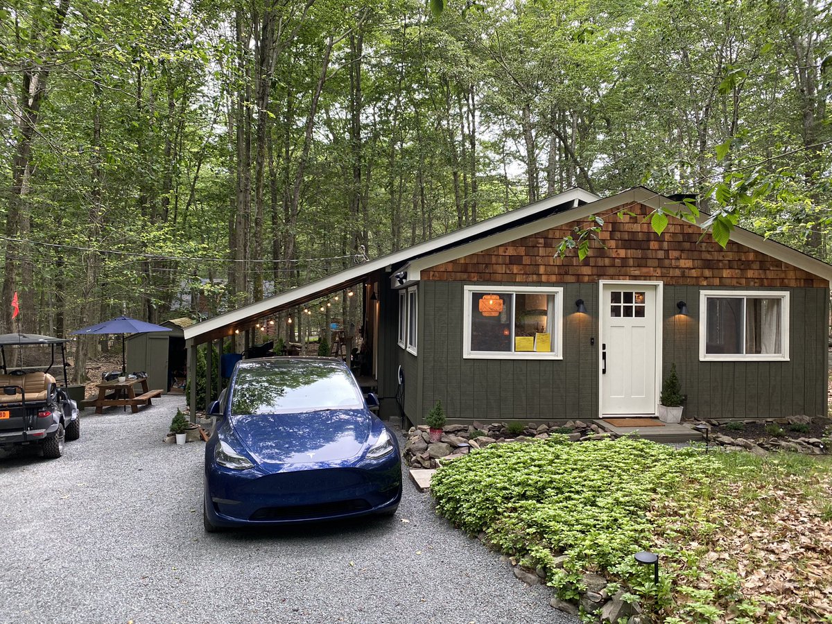 Chippers Cabin is in the last stage of completion. Her mountain moody vibes from 1969 have been rejuvenated to create a unique Poconos stay.