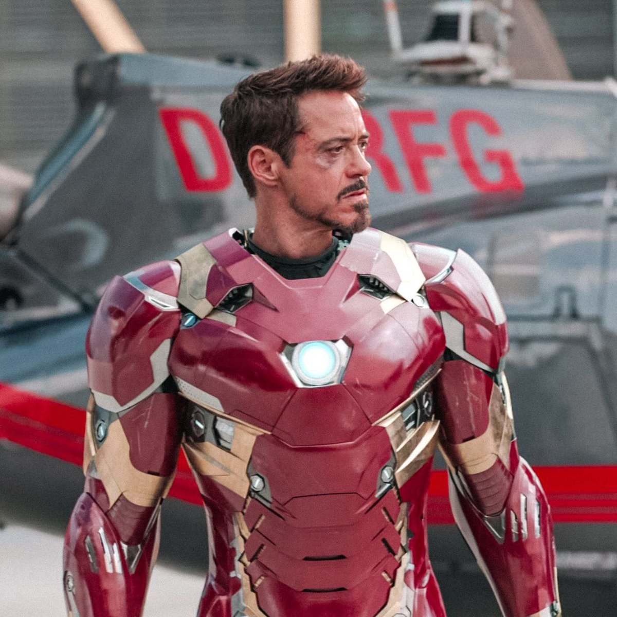 twitchlunerim's tweet photo. me ??????? obsessed ???????? with Tony Stark ???????? yes. https://t.co/IrxQ8UYLN5