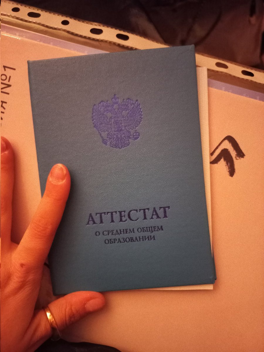 xzenythx's tweet photo. я выпустилась кстати. https://t.co/0vaZWB8hDS