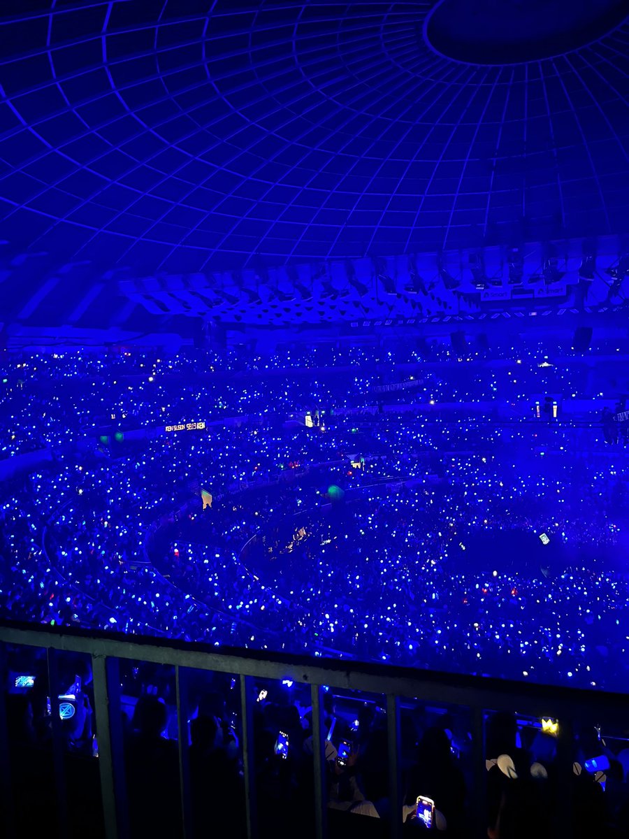 Lheeeeeeey's tweet photo. Grabe! Speechless 💙💙💙💙 #PAGTATAGWorldTourManila https://t.co/G79oLUr9SG