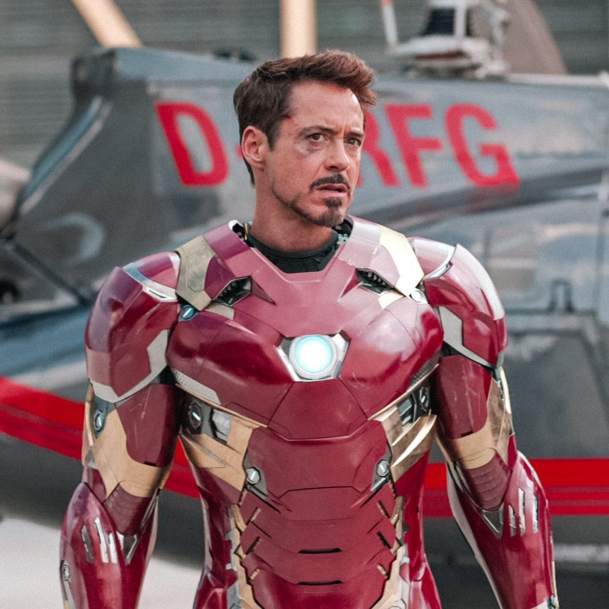 twitchlunerim's tweet photo. me ??????? obsessed ???????? with Tony Stark ???????? yes. https://t.co/IrxQ8UYLN5