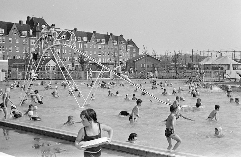 krabman1's tweet image. Ik zie net op @AT5 dat van het @brediusbad uit mijn jeugd niets meer over is #zwemmen #geschiedenis #Spaarndammerbuurt #Amsterdam