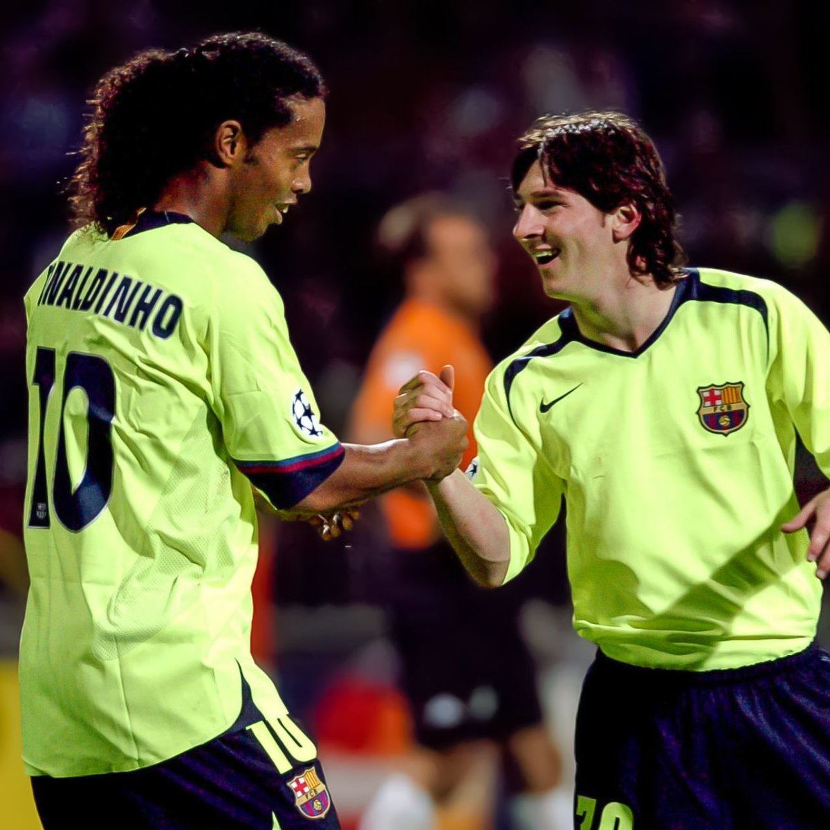 10Ronaldinho's tweet photo. Felicitaciones Leo!!! Mta alegria a vc e sua família!! Todo sucesso para o seu próximo desafio parceiro, TMJ 🤙🏾 https://t.co/ET2ngILXyW
