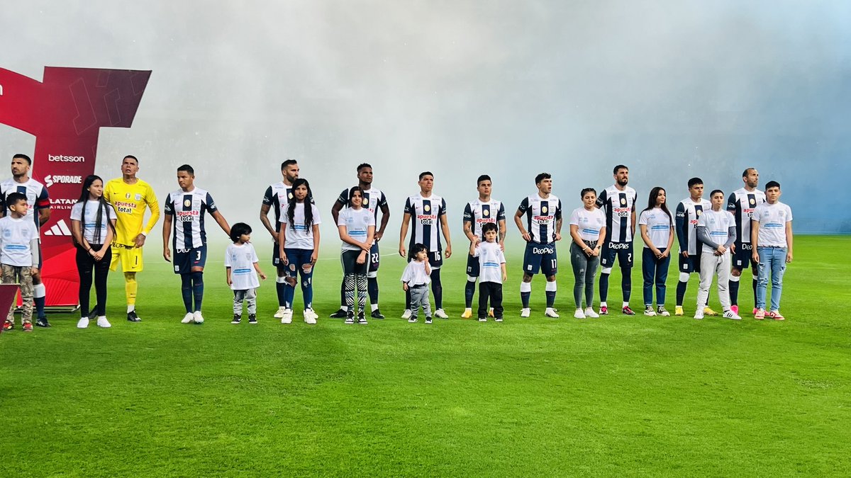 ACNURPeru's tweet photo. Una vez más, de la mano del @ClubALoficial la campaña #SolidaridadAzul presente.

Nos llena de orgullo, desde @ACNURPeru poder trabajar con Alianza Lima.

Gracias @Hernanbarcos nuestro gran Colaborador de Alto Perfil.

Hoy y siempre #ConLosRefugiados

#ArribaAlianza https://t.co/x3MV3eJOSH