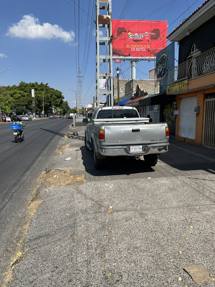innyec's tweet photo. #ReporteZMG camioneta sobre avenida Javier mina, frente a parque san jacinto tapando cochera: 1 hora y no ha pasado patrulla ni multa. @Trafico_ZMG https://t.co/XFuuf24BJe