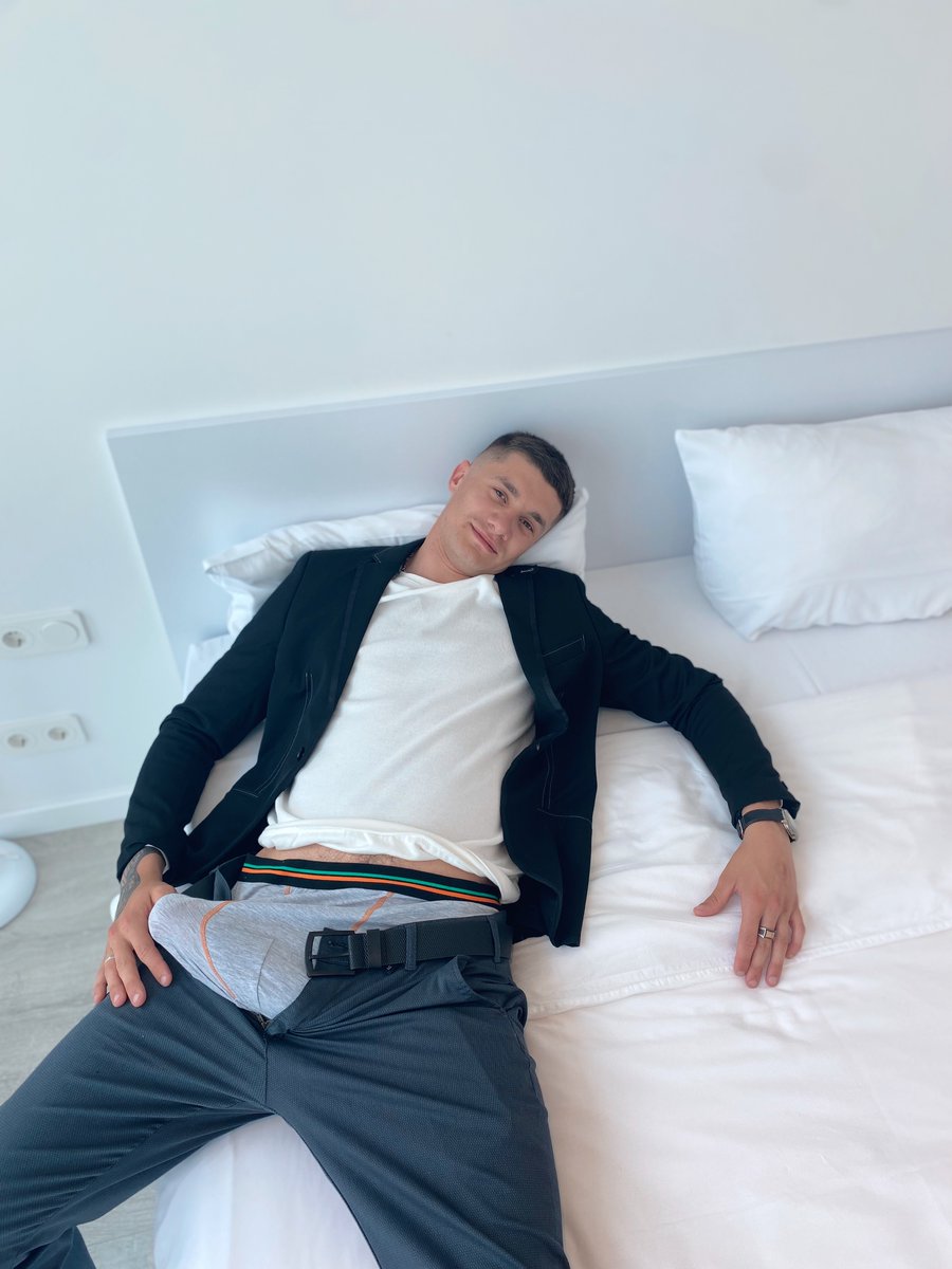 FredTaylor_sol's tweet photo. Can you handle my stick on the way to the gym for a sweaty workout? 🥵 #fitness https://t.co/KK7fVmiRpJ