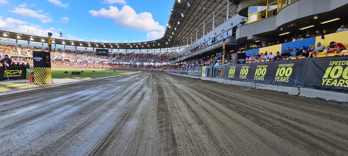 RafSpeedway's tweet photo. No to zaraz ruszamy z #SGP 
Jest ciepło...
Jest mokro...
Na czwartym polu jest najprzyczepniej🧐
Niech będzie piękny speedway.
Od 18 :30 studio 
19:00 pierwszy bieg
Zapraszamy z @MichalKorosciel @seba_szczesny @MarcinKuzbicki #piotrprotasiewicz do @Eurosport_PL   #TTV https://t.co/NLs3abwjNF