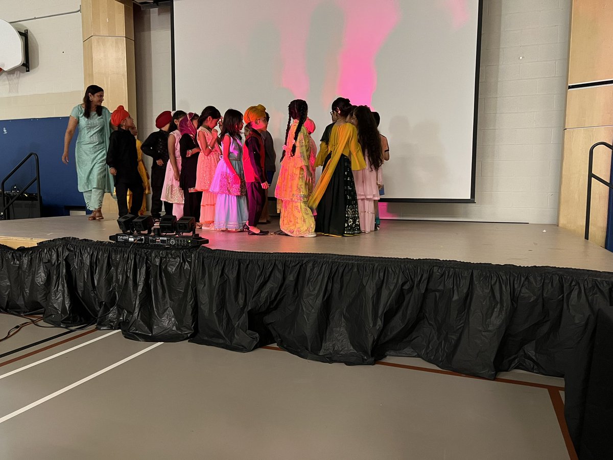 Lots of fun and inspiring energy displayed today during our language class year end celebration! Thank you for hosting these classes Walter Gretzky Elementary! <a href="/MsKaur_GEDSB/">ਪਲਵਿੰਦਰ ਕੌਰ- पलविंदर कौर-Palwinder Kaur</a> <a href="/mrjallison/">Jeff Allison</a> <a href="/GEDSB/">Grand Erie District School Board</a> @gregcarr77 <a href="/KGrahamGEDSB/">Kevin Graham</a>